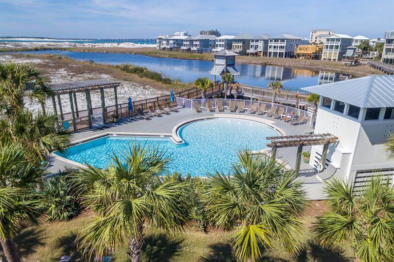 Resort Destin Pointe view of pool and landscaping
